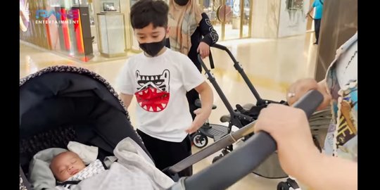 Nagita Slavina Ajak Rayyanza Jalan-jalan ke Mal Pakai Stroller Dior, Seru Banget