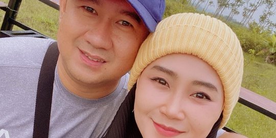 Pernah Viral karena Sawer Pelakor, Ini Potret Bu Dendy dan Suami yang Kian Harmonis