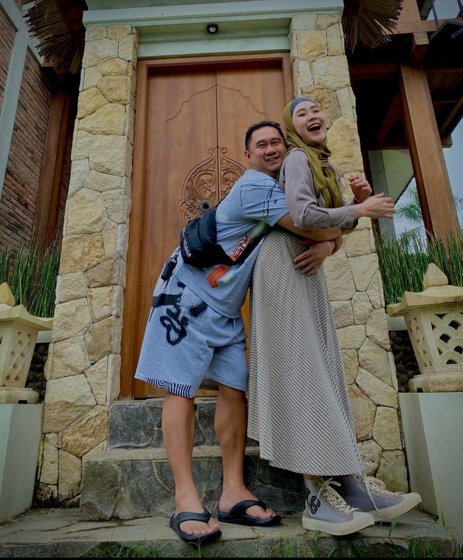 pernah viral karena sawer pelakor ini potret bu dendy dan suami yang makin harmonis