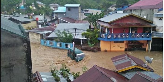 Atap GOR Waringin Jayapura Ambruk dan 1 Mayat Ditemukan saat Banjir