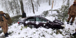 21 Penumpang Tewas Setelah Mobilnya Tertimbun Salju di Pakistan
