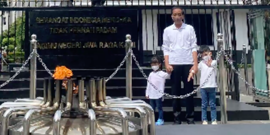 Momen Jokowi Menikmati Akhir Pekan Bersama Jan Ethes dan Sedah Mirah