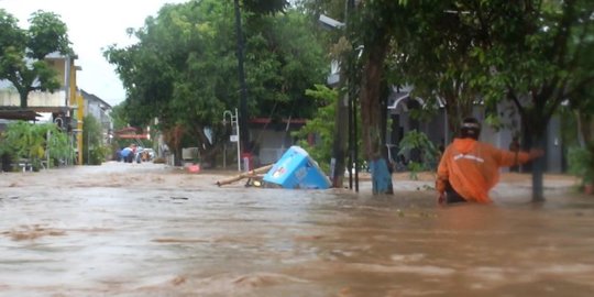 Banjir Bandang di Mangli Jember, Mobil Sampai Terbawa Arus  merdeka.com