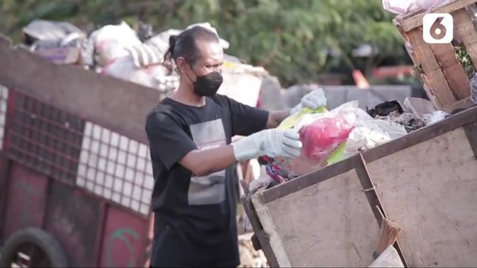 peduli lingkungan seniman di sumut ini ciptakan lukisan dari sampah bekas