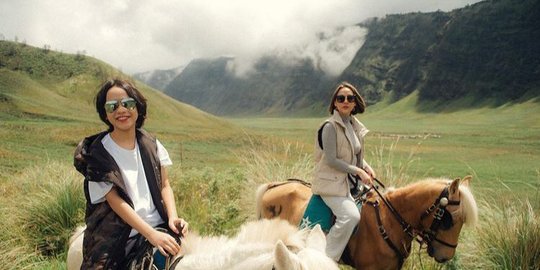 Tengah Tren di Kalangan Artis, Ini Potret Liburan Seru Ala Artis di Bromo