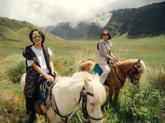 artis liburan ke bromo