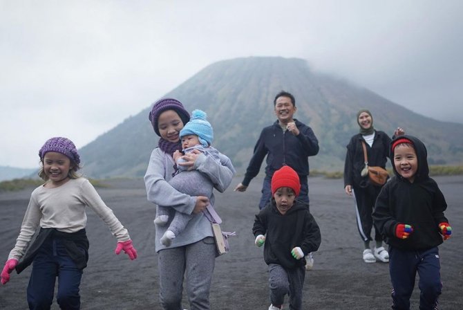 artis liburan ke bromo