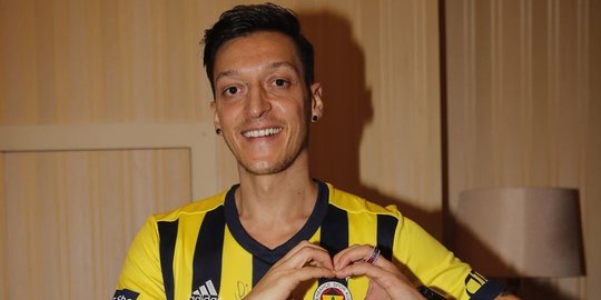 Mesut Ozil Dikabarkan Merapat, Ini 4 Pesepak Bola Dunia yang Pernah Main di Indonesia