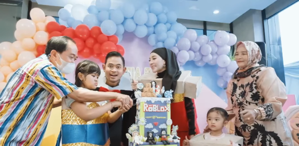 intip potret mewah ulang tahun putri gilang juragan 99 mewah dengan tema roblox