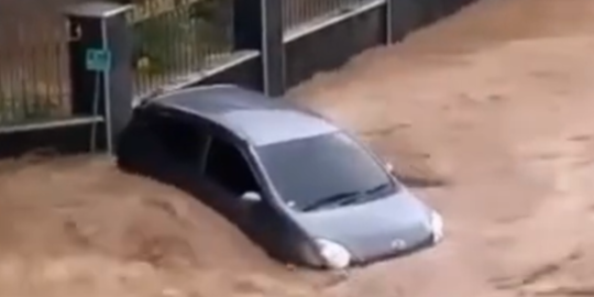 Ingin Selamatkan Orang Tua, Pria Ini Malah Terjebak Dalam Mobil yang Terseret Banjir