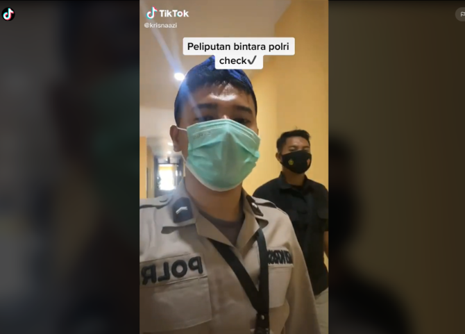 asiknya jadi tim liputan polri