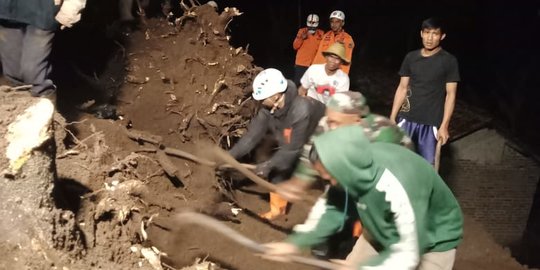 Hujan Deras Sebabkan Banjir Dan Longsor Di Garut Jalan Tertimbun Tanah Merdeka Com