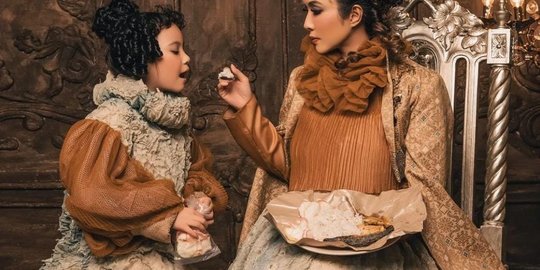 Potret Sarapan Artistik ala Gempi dan Gisel, Kece Pegang Kerupuk dan Nasi Bungkus