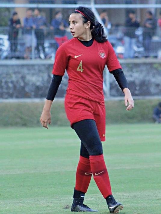 4 Pesona Shalika Aurelia, Pesepak Bola Putri Indonesia Pertama Yang ...