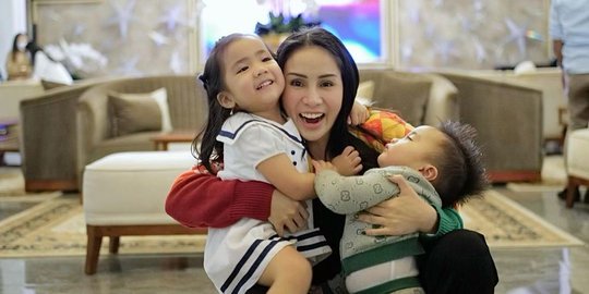 7 Potret Terbaru Momo Geisha Bersama Kedua Anaknya, Ekspresinya Lucu dan Bikin Gemas