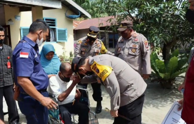 penjual jamu rawat suami yang lumpuh bikin terenyuh dapat ini dari kapolres batubara