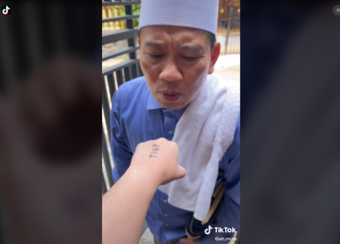 anak ini beri kejutan di tangan untuk sang ayah