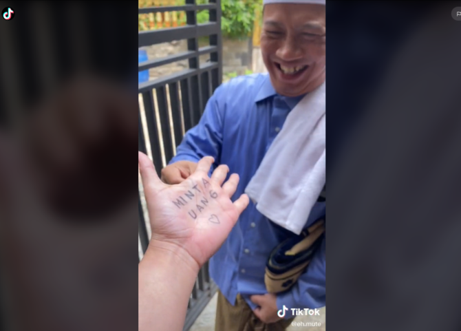 anak ini beri kejutan di tangan untuk sang ayah