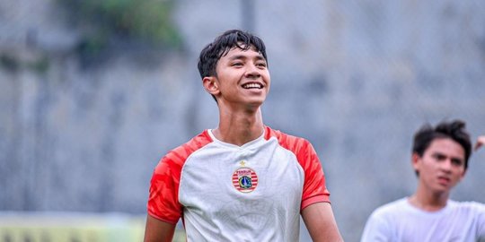 Kece, Ini Gaya Arie Nugroho 'Dari Jendela SMP' saat Bermain Bola