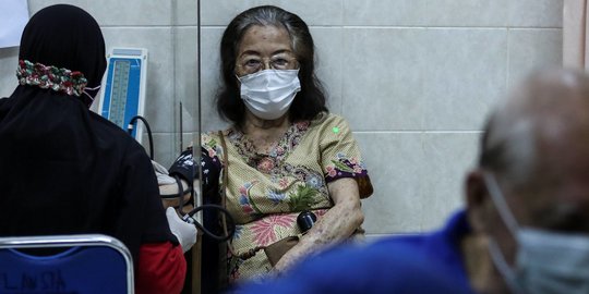 Lansia Terima Vaksinasi Booster Covid-19 di Puskesmas Cilandak