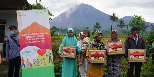 QNET Salurkan Bantuan Makanan untuk Korban Erupsi Gunung Semeru Lumajang