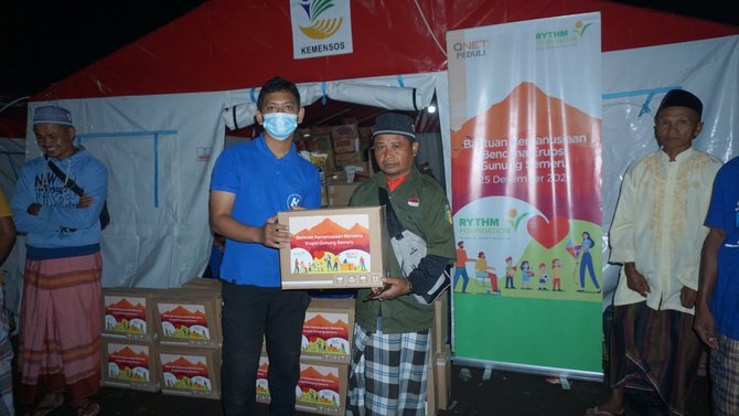 qnet salurkan bantuan makanan untuk korban erupsi gunung semeru lumajang