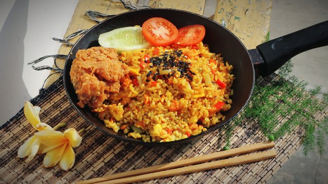 ilustrasi nasi goreng kuning