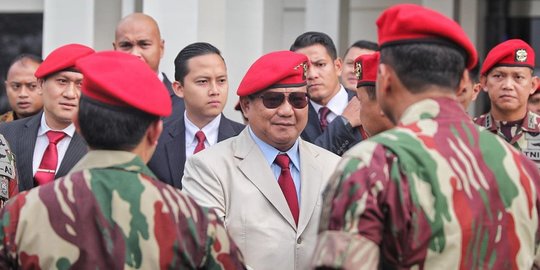 Menhan Prabowo Sampai Cium Tangan Didatangi Pria Ini,Ternyata Bukan Orang Sembarangan