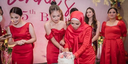 Pesona Sandrinna di Ultah ke 15, Pakai Gaun Merah Cantiknya Kebangetan