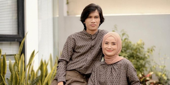 Jarang Tersorot, Ini 5 Potret Dhatu Rembulan Istri Cantik Tria The Changcuters