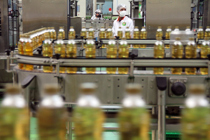 melihat proses produksi minuman teh kemasan