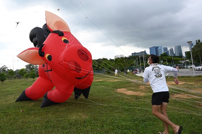 warga singapura bermain layang layang di tengah ancaman wabah corona jenis baru