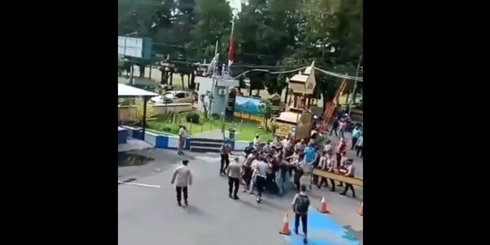 Diduga Depresi, Pria Acungkan Pisau di Kantor Polisi