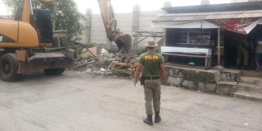 Dianggap Jadi Penyebab Banjir, 38 Lapak Pedagang di Semarang Dibongkar