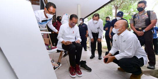 Kunjungi Kawasan UMKM di Bazaar Mandalika, Jokowi Beli Sepatu Motif Tenun