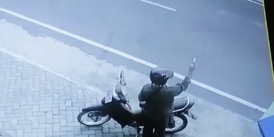 Polisi Usut Video Viral Pemotor di Batu Acungkan Pistol