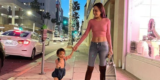 Foto Shandy Aulia Pakai Crop Top saat Liburan di Amerika, Pamer Perut Rata Bikin Iri