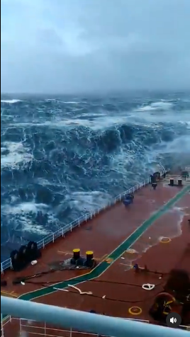 gelombang ombang ambing kapal di tengah laut