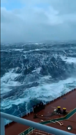 gelombang ombang ambing kapal di tengah laut