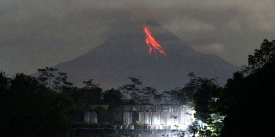 Gunung Merapi 6 Kali Luncurkan Guguran Lava Pijar hingga 2 Km