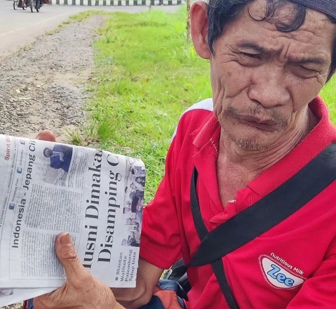 viral kakek mengamen saat hujan ternyata penjual koran begini kisahnya bikin pilu