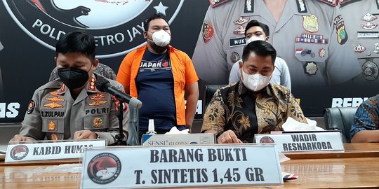 Tangis Komika Fico Fachriza Pecah saat Dihadirkan dalam Jumpa Pers Polda Metro