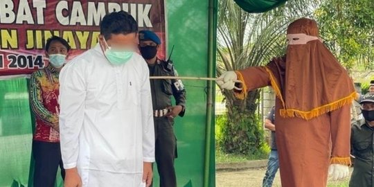 Mantan Pejabat Di Aceh Timur Dicambuk Di Muka Umum 