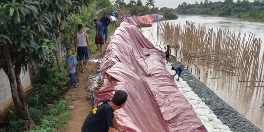 Penanganan Tanggul Citarum Jebol di Kabupaten Bekasi Sementara Pakai Terpal