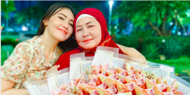 Jadi Sorotan, Ini 4 Potret Kebersamaan Via Vallen dan Sang Ibu