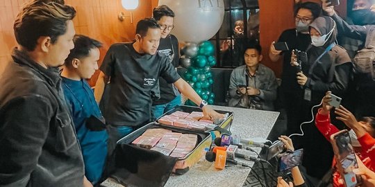 Menang Lelang Jam Tangan Taqy Malik, Ini Potret 'Crazy Rich Malang' Bawa Gepokan Uang