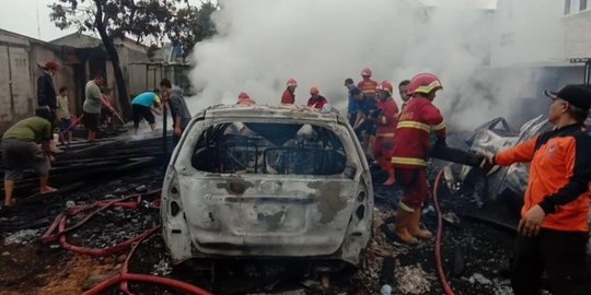 Gudang Kayu di Ciledug Terbakar, Satu Orang Luka dan Dua Mobil Hangus