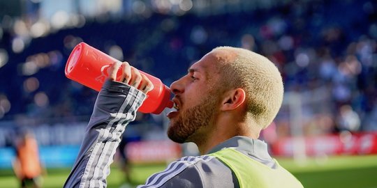 7 Minuman Penambah Stamina saat Bermain Bola, Bantu Maksimalkan Performa di Lapangan