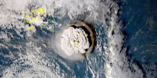 Penampakan Letusan Gunung Api Bawah Laut di Tonga yang Picu Tsunami