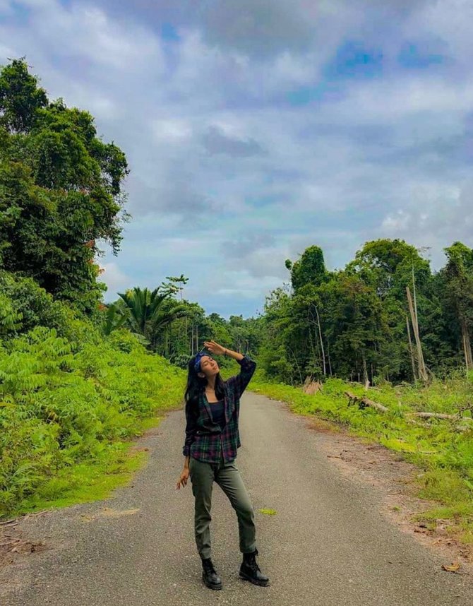 curi perhatian ini 4 potret amel leon pemain suara hati istri yang suka travelling